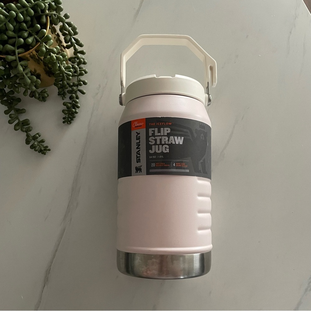 Stanley Classic Series The Iceflow Flip Straw Jug 64 OZ Rose Quartz